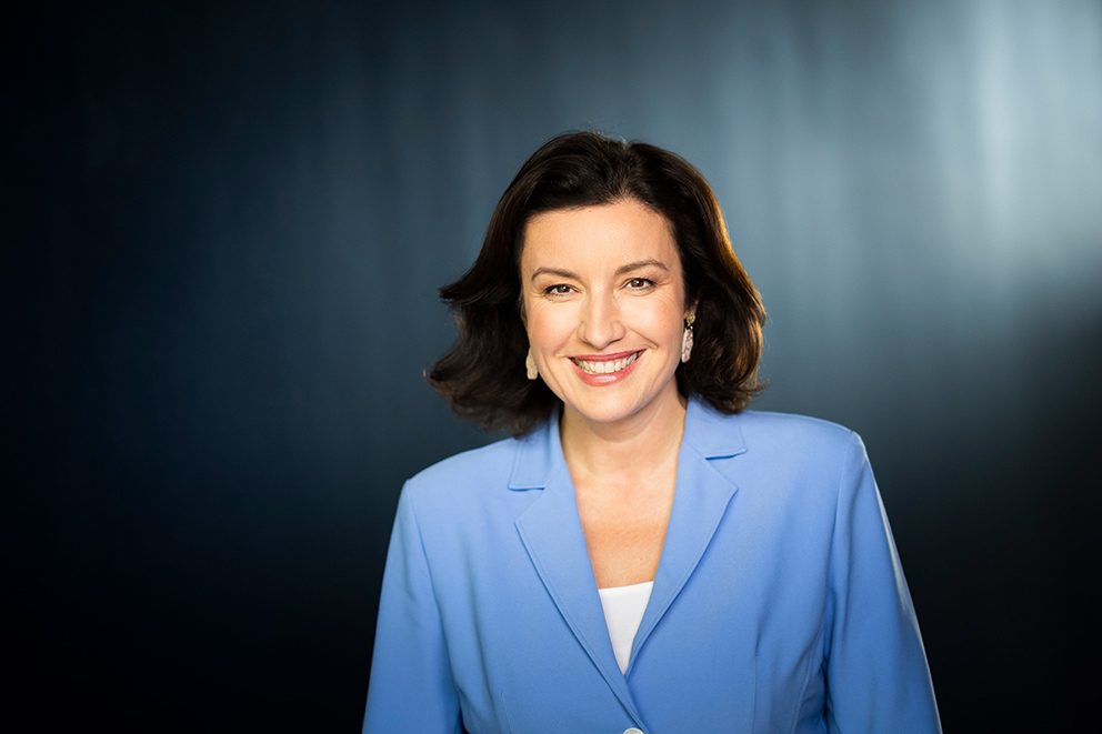 Porträtfoto von Dorothee Bär, die einen Gastbeitrag über das KI-Strategie Deutschland geschrieben hat