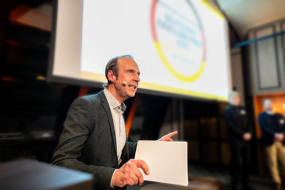 Ein Mann auf der Bühne während der Preisverleihung des Awards Deutschlands "Beste Business-Partner 2026"