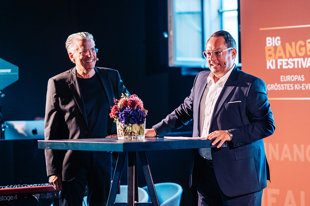 HanseMerkur-Vorstand Eric Bussert und Prof. Jochen Werner diskutieren beim BIG BANG KI FESTIVAL über KI im Gesundheitswesen