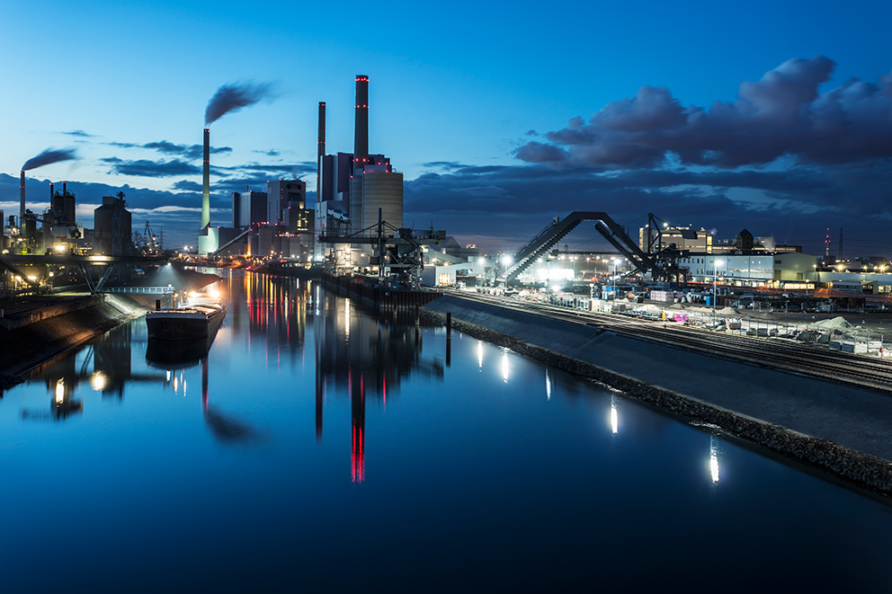 Foto eines Industriegebiets am Hafen, als Symbolbild für das Thema deutsche Industrie