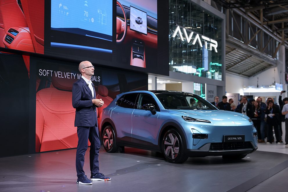 Chinesische Autohersteller: Foto von Klaus Zyciora, während er den neuen Deepal S05 PHEV in Barcelona präsentiert