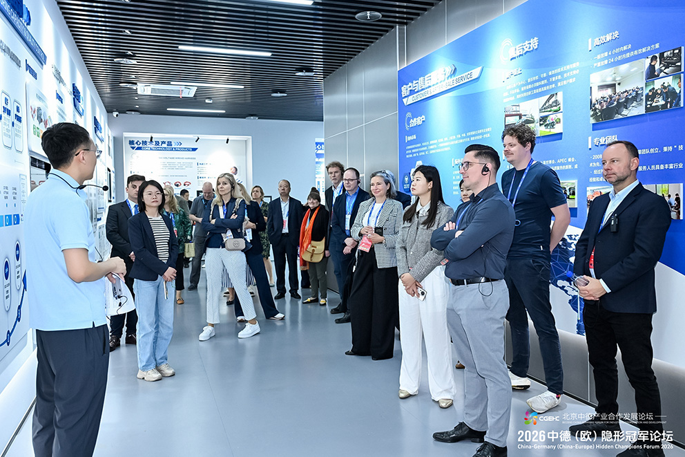 Die Teilnehmenden der BIG BANG AI BOARD Delegationsreise beim Besuch eines Technologieunternehmens in China