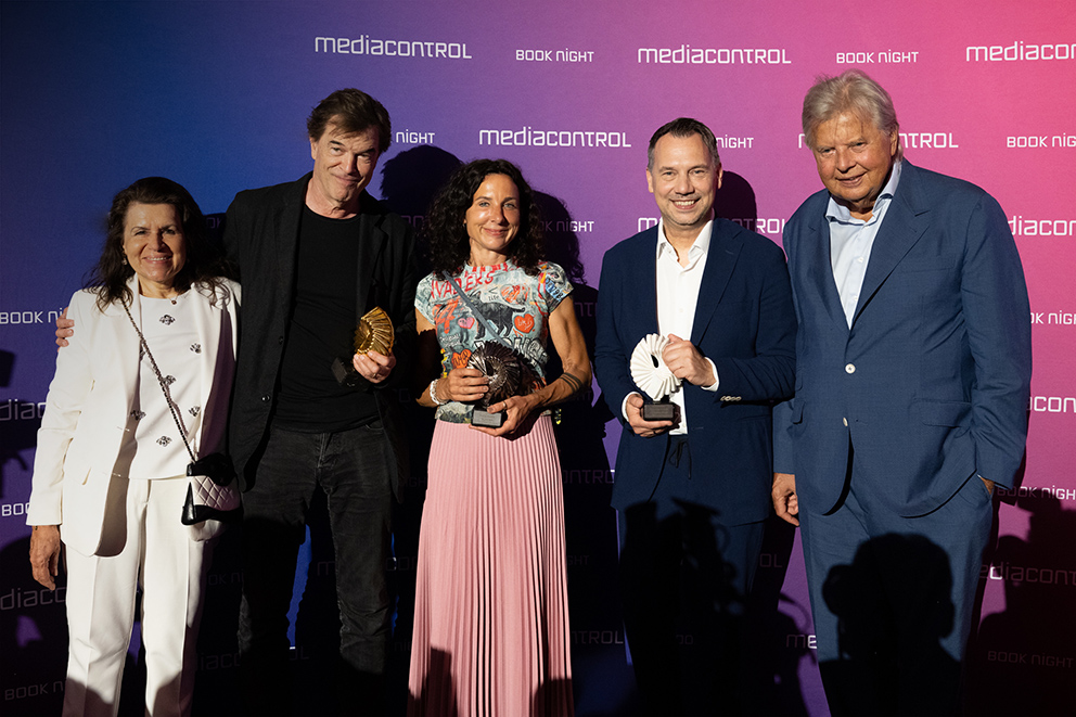Karlheinz Kögel im Kreise der Stars: Der Media-Control-Gründer (re.) und Geschäftsführerin Ulrike Altig (ganz li.) zeichneten auf der Book Night im Kurhaus Baden-Baden Ende Juni Campino, Juli Zeh und Sebastian Fitzek (von li.) für ihre außergewöhnlichen Bucherfolge aus