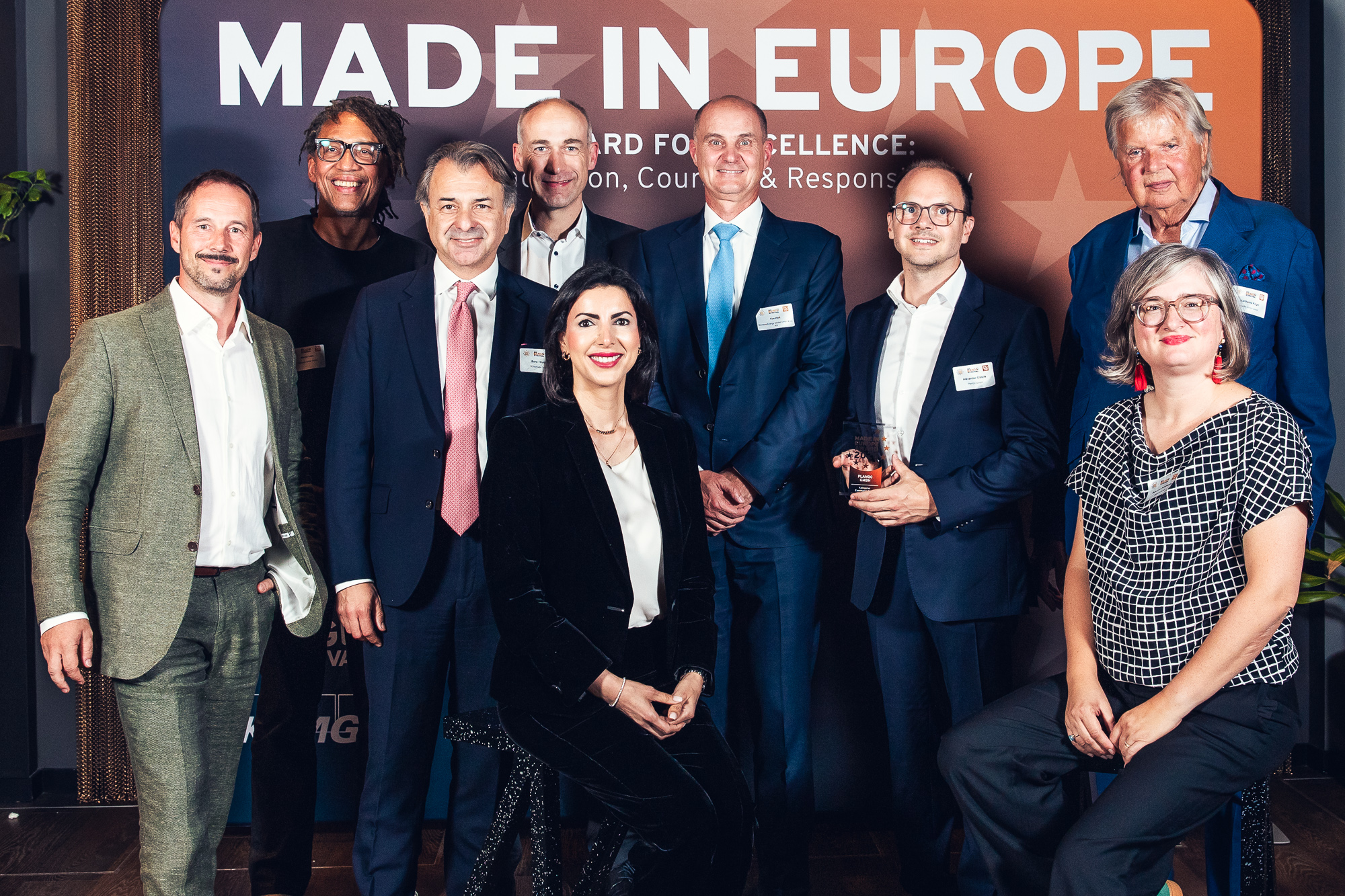 Nahmen gestern den Made in Europe-Award in Berlin entgegen (von links): Holger Baumann (Opel Automobile), Marcel Loko (Zum Goldenen Hirschen Valley), Bora Gulan (TK Elevator), Matthias Gohl (beide TK Elevator), Dr. Latifa Yakhloufi-Konstroffer, Tim Holt (beide Siemens Energy Global), Susanne Dubuisson (Doctolib) und Karlheinz Kögel.