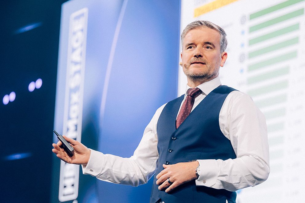Das Bild zeigt Herrn Philipp Klöckner während eines Vortrags über KI