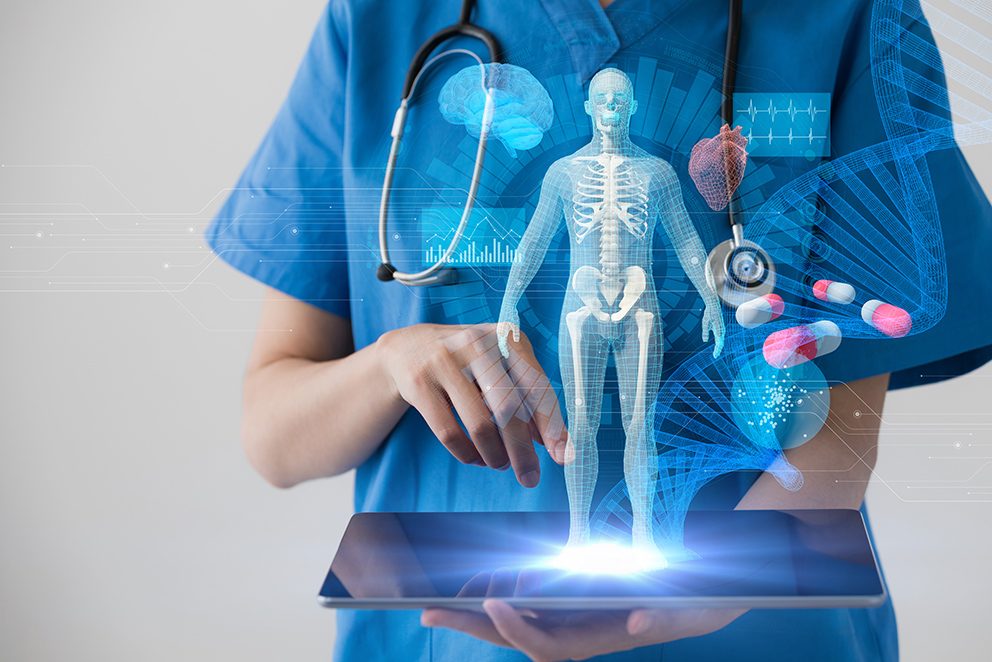 Eine Person in OP-Kleidung hält ein Tablet in den Händen, auf dem ein Hologramm eines Skeletts zu sehen ist, als Symbol für das Thema Digitalisierung im Gesundheitswesen