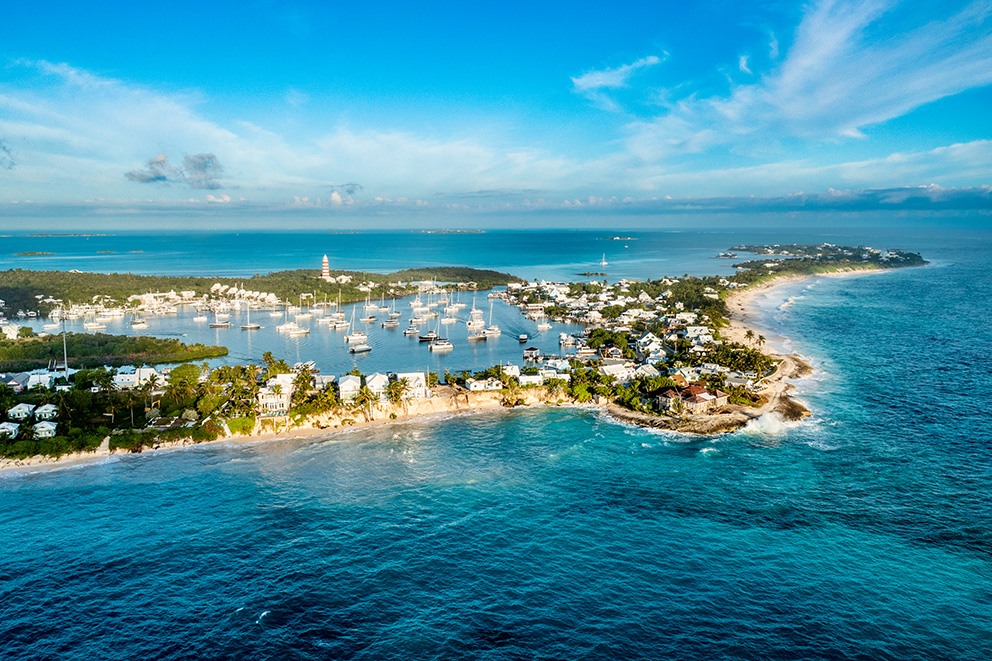 Luftaufnahme von Hope Town, Great Abaco Island, Bahamas als Symbol für das Thema Zweitresidenz