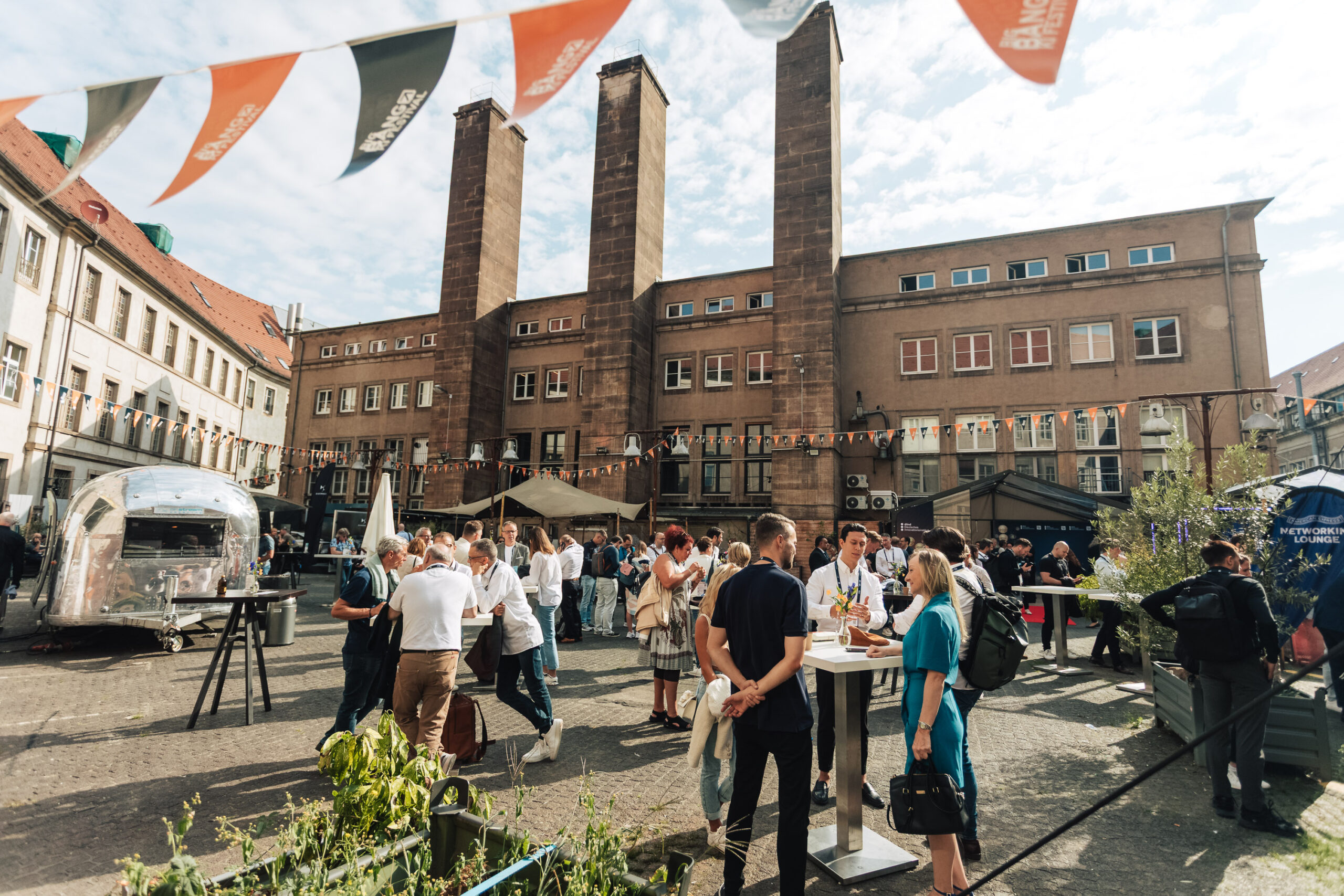 Foto vom Außenbereich der Alten Münze in Berlin beim BIG BANG KI Festival 2025