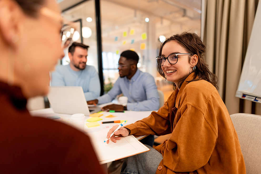 Junge Berufseinsteiger im Meeting in einem modernen Büro – Symbolbild für Berufseinsteiger