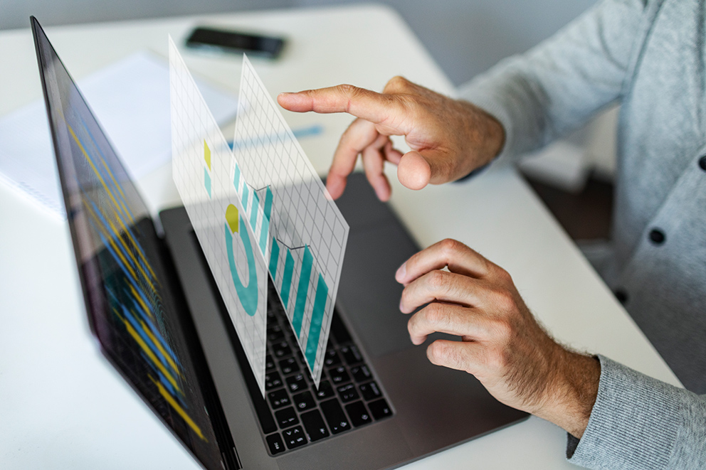 Umsatzsteuervoranmeldung als Symbolbild. Frau vor Laptop und Dashboard-Grafiken als 3D-Illustration.