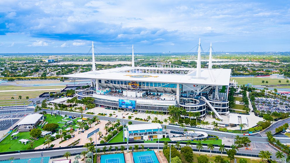 Luftaufnahme des Hard Rock Stadium in Miami Gardens, einem der Austragungsorte der Fußball-WM 2026 als Symbolbild für Sportaktien