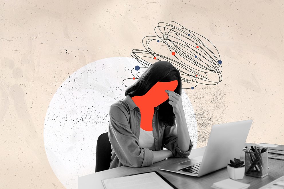 Frau sitzt grübelnd mit Laptop am Schreibtisch, wirre Linien über dem Kopf – Symbolbild für fehlenden Unternehmergeist