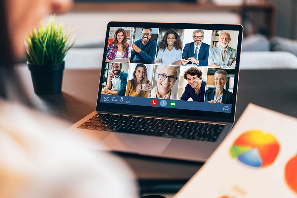 Bildschirm mit mehreren Personen, die an einem Webinar teilnehmen und Freude daran haben