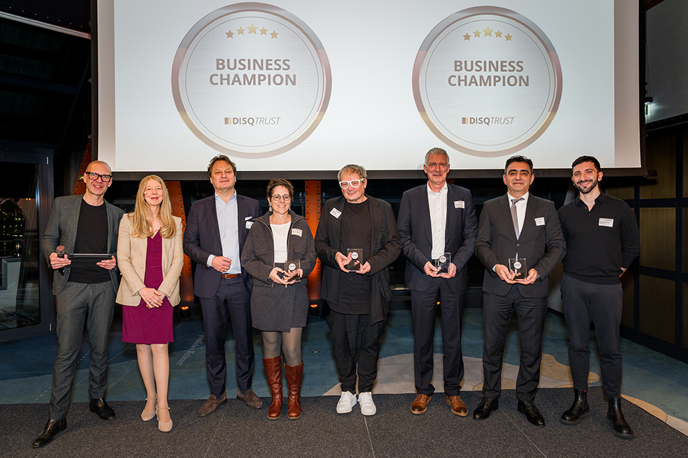 Thorsten Knippertz (Moderator des Abends), Bianca Möller (Geschäftsführerin DISQ Deutsches Institut für Service-Qualität), die Siegel-Preisträger der Kategorie Business Champion und Francesco Ferreri (Managing Director DISQTrust)