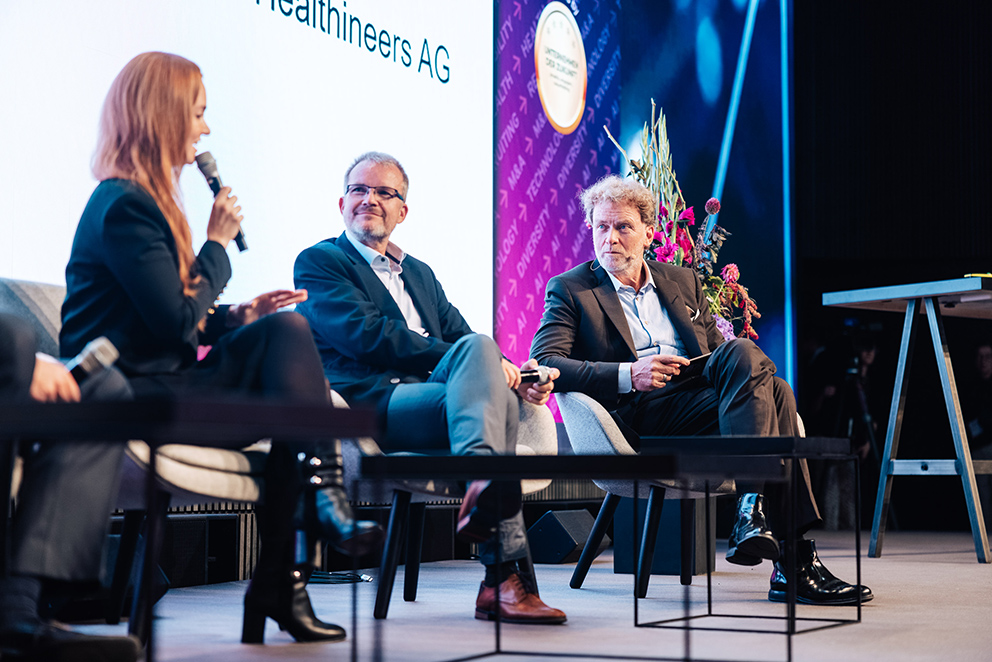 Dr. Jens Baas, Elisabeth L'Orange und Jens de Buhr auf der Bühne des BIG BANG KI FESTIVALS im Gespräch über Tipps gegen Stress