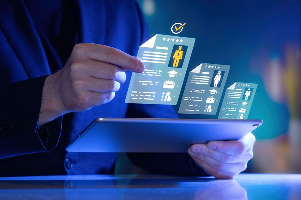 Detailaufnahme einer Person, die ein Tablet in den Händen hält, als Symbol für das Thema KI im Recruiting