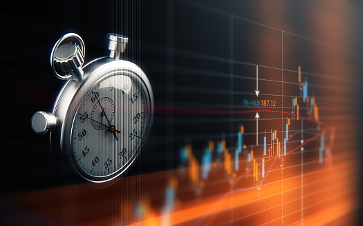 Eine tickende Uhr, die sich neben einem Aktienkurs befindet, als Symbol für das Thema FIFO-Prinzip Aktien