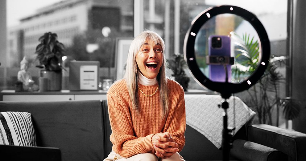 Eine Frau, die gerade ein TikTok Video für Unternehmen aufnimmt