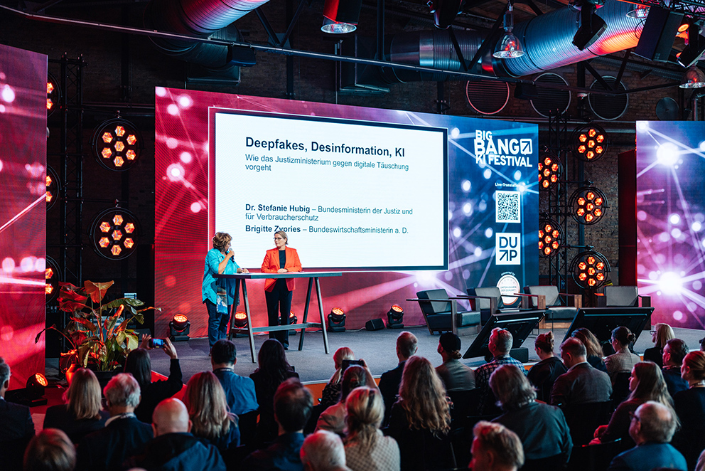 Dr. Stefanie Hubig und Brigitte Zypries auf der Bühne des BIG BANG KI FESTIVALS während ihres Gesprächs über Deepfakes