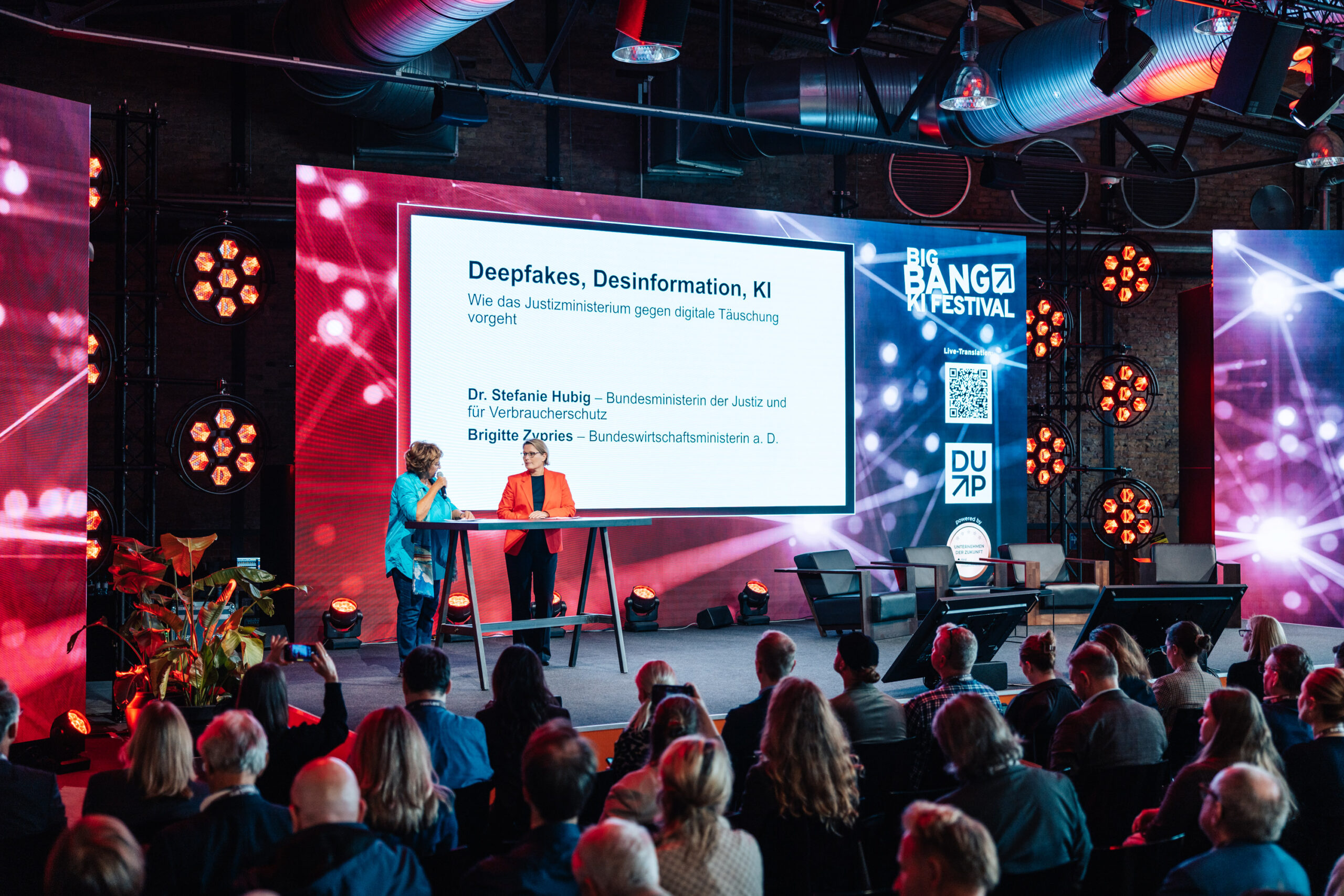 Dr. Stefanie Hubig und Brigitte Zypries auf der Bühne des BIG BANG KI FESTIVALS während ihres Gesprächs über Deepfakes