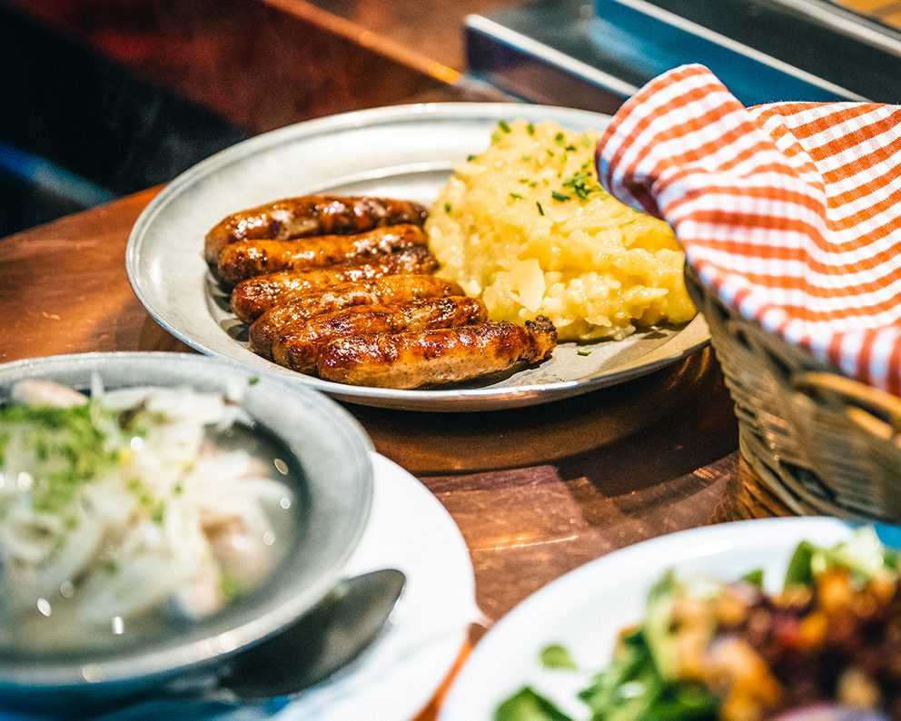 Nürnberg kulinarisch: Verschiedene Speisen aus der Region wie Bratwurst und Krautsalat